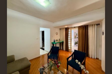 Casa à venda com 283m², 4 quartos e 4 vagas Casa à venda com 283m², 4 quartos e 4 vagasSala