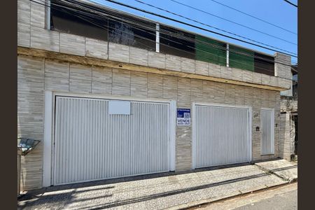 Casa à venda com 283m², 4 quartos e 4 vagas Casa à venda com 283m², 4 quartos e 4 vagasFachada