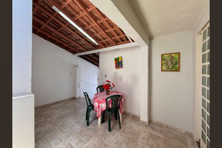 Casa à venda com 283m², 4 quartos e 4 vagas Casa à venda com 283m², 4 quartos e 4 vagasTerraço