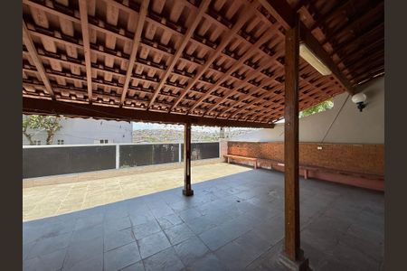 Casa à venda com 283m², 4 quartos e 4 vagas Casa à venda com 283m², 4 quartos e 4 vagasTerraço