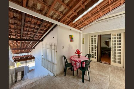 Casa à venda com 283m², 4 quartos e 4 vagas Casa à venda com 283m², 4 quartos e 4 vagasTerraço