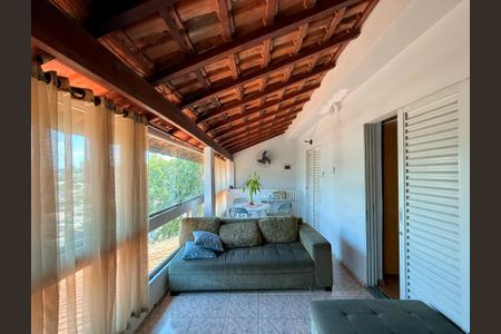 Casa à venda com 283m², 4 quartos e 4 vagas Casa à venda com 283m², 4 quartos e 4 vagasSala/Sacada