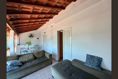 Casa à venda com 283m², 4 quartos e 4 vagas Casa à venda com 283m², 4 quartos e 4 vagasSala/Sacada