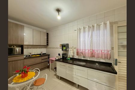 Casa à venda com 283m², 4 quartos e 4 vagas Casa à venda com 283m², 4 quartos e 4 vagasCozinha