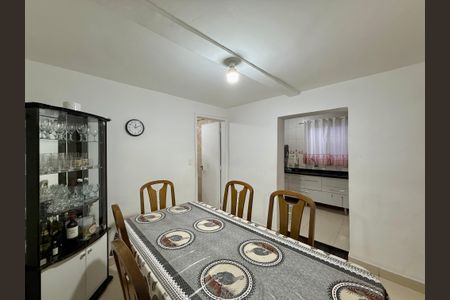 Casa à venda com 283m², 4 quartos e 4 vagas Casa à venda com 283m², 4 quartos e 4 vagasSala