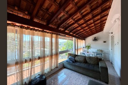 Casa à venda com 283m², 4 quartos e 4 vagas Casa à venda com 283m², 4 quartos e 4 vagasSala/Sacada