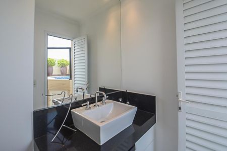 Apartamento à venda com 256m², 3 quartos e 3 vagasBanheiro de serviço 2