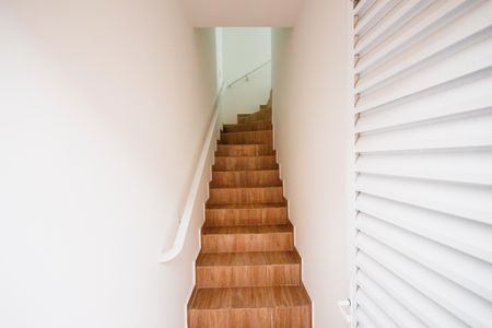 Casa de condomínio para alugar com 95m², 2 quartos e 1 vagaEscada