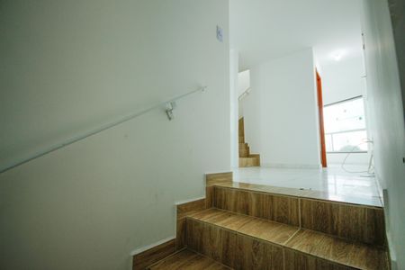 Casa de condomínio para alugar com 95m², 2 quartos e 1 vagaEscada