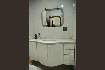 Casa à venda com 241m², 4 quartos e 4 vagasBanheiro Social 