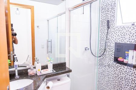 Banheiro de casa de condomínio para alugar com 2 quartos, 54m² em Parque Paineiras, São Paulo