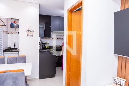 Sala de casa de condomínio para alugar com 2 quartos, 54m² em Parque Paineiras, São Paulo