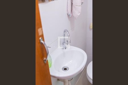 Lavabo de casa de condomínio para alugar com 2 quartos, 54m² em Parque Paineiras, São Paulo