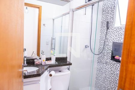 Banheiro de casa de condomínio para alugar com 2 quartos, 54m² em Parque Paineiras, São Paulo