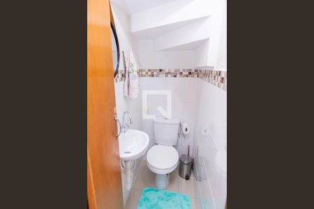 Lavabo de casa de condomínio para alugar com 2 quartos, 54m² em Parque Paineiras, São Paulo