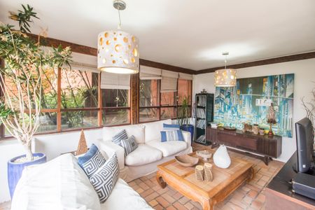 Casa de condomínio para alugar com 748m², 4 quartos e 5 vagas Casa de condomínio para alugar com 748m², 4 quartos e 5 vagasSala de TV