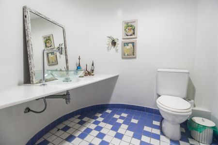 Casa de condomínio para alugar com 748m², 4 quartos e 5 vagas Casa de condomínio para alugar com 748m², 4 quartos e 5 vagasBanheiro