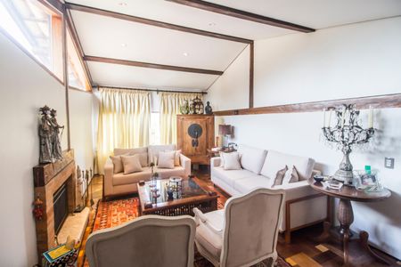 Casa de condomínio para alugar com 748m², 4 quartos e 5 vagas Casa de condomínio para alugar com 748m², 4 quartos e 5 vagasSala