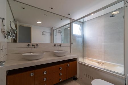 Apartamento à venda com 171m², 4 quartos e 3 vagasBanheiro da Suíte 1