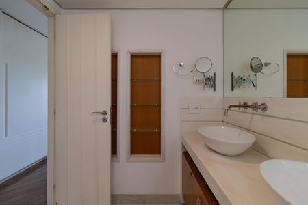 Apartamento à venda com 171m², 4 quartos e 3 vagasBanheiro da Suíte 1