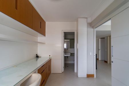 Apartamento à venda com 171m², 4 quartos e 3 vagasEscritório