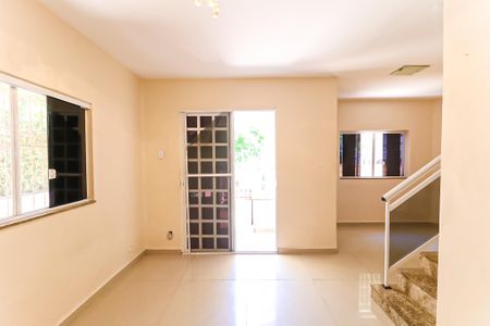 Casa à venda com 250m², 3 quartos e 1 vaga Casa à venda com 250m², 3 quartos e 1 vagaSala