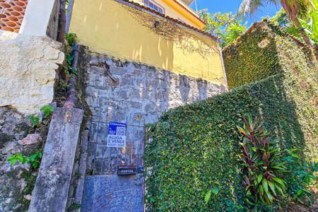 Casa à venda com 250m², 3 quartos e 1 vaga Casa à venda com 250m², 3 quartos e 1 vagaFachada casa com placa