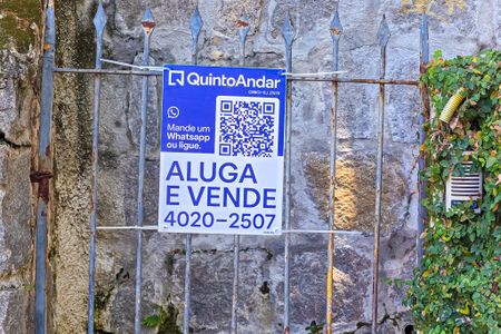 Casa à venda com 250m², 3 quartos e 1 vaga Casa à venda com 250m², 3 quartos e 1 vagaFachada casa com placa