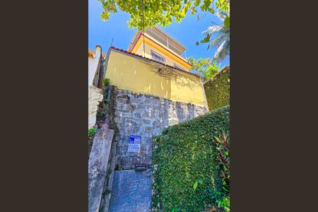 Casa à venda com 250m², 3 quartos e 1 vaga Casa à venda com 250m², 3 quartos e 1 vagaFachada casa com placa