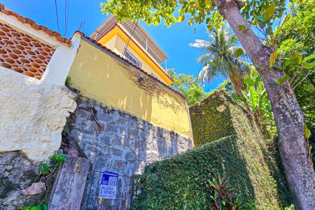 Casa à venda com 250m², 3 quartos e 1 vaga Casa à venda com 250m², 3 quartos e 1 vagaFachada casa com placa