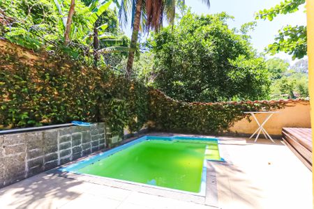 Casa à venda com 250m², 3 quartos e 1 vaga Casa à venda com 250m², 3 quartos e 1 vagaÁrea comum - Piscina