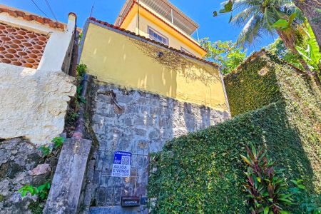 Casa à venda com 250m², 3 quartos e 1 vaga Casa à venda com 250m², 3 quartos e 1 vagaFachada casa com placa