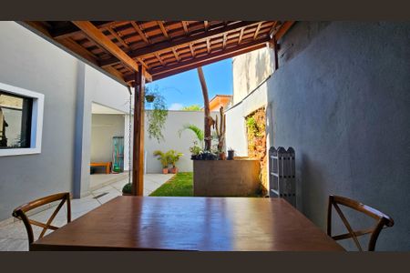 Casa à venda com 217m², 4 quartos e 5 vagasQuintal 