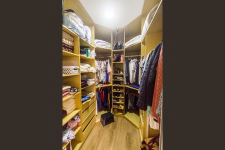 Casa de condomínio para alugar com 420m², 3 quartos e sem vaga Casa de condomínio para alugar com 420m², 3 quartos e sem vagaCloset da suíte