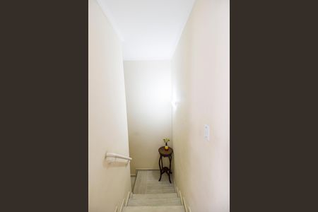 Casa de condomínio para alugar com 420m², 3 quartos e sem vaga Casa de condomínio para alugar com 420m², 3 quartos e sem vagaEscada