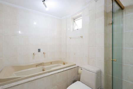 Apartamento à venda com 70m², 2 quartos e 1 vaga Apartamento à venda com 70m², 2 quartos e 1 vagaBanheiro da suíte