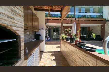 Casa de condomínio à venda com 300m², 5 quartos e 2 vagasQuintal