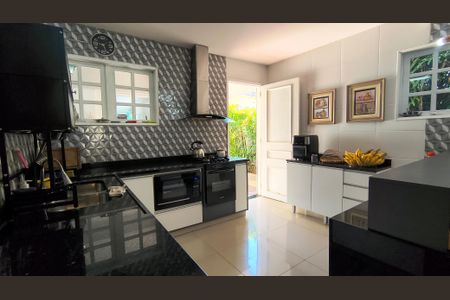 Casa de condomínio à venda com 300m², 5 quartos e 2 vagasCozinha