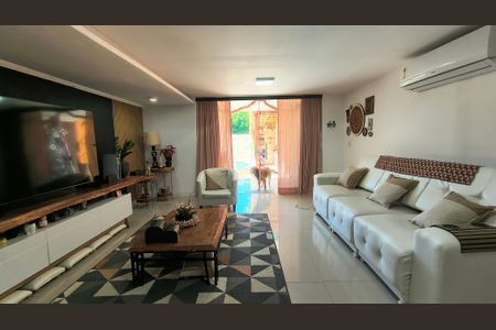 Casa de condomínio à venda com 300m², 5 quartos e 2 vagasSala