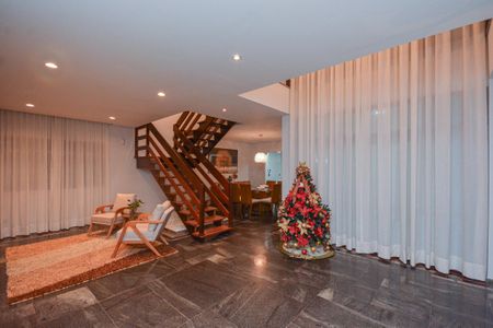 Casa à venda com 399m², 4 quartos e 6 vagasSala