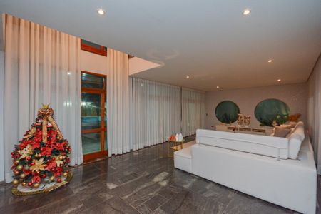 Casa à venda com 399m², 4 quartos e 6 vagasSala