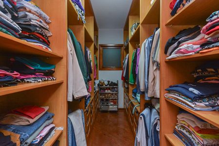 Casa à venda com 399m², 4 quartos e 6 vagasCloset da suíte