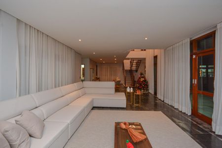 Casa à venda com 399m², 4 quartos e 6 vagasSala