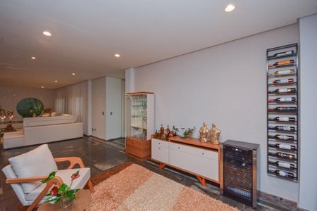 Casa à venda com 399m², 4 quartos e 6 vagasSala