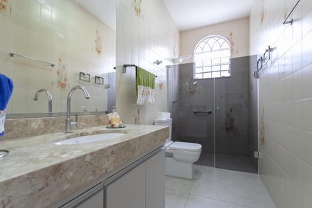 Casa à venda com 240m², 3 quartos e 4 vagasBanheiro social 