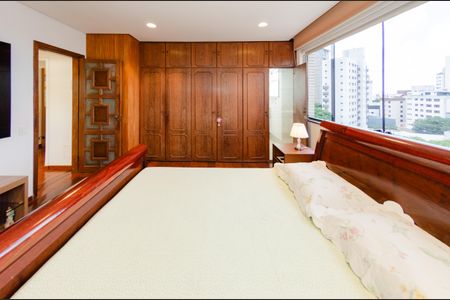 Apartamento à venda com 260m², 5 quartos e 3 vagasSuíte 2