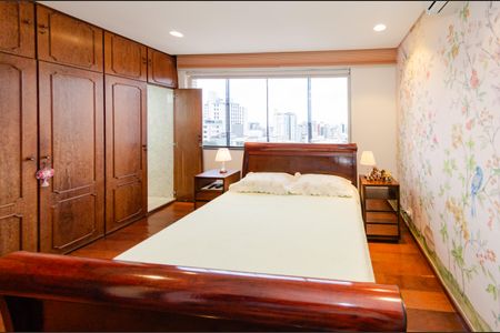 Apartamento à venda com 260m², 5 quartos e 3 vagasSuíte 2