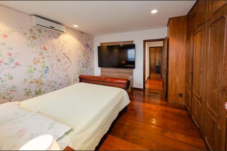 Apartamento à venda com 260m², 5 quartos e 3 vagasSuíte 2