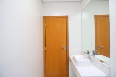 Casa à venda com 300m², 3 quartos e 2 vagasBanheiro da Suíte 2