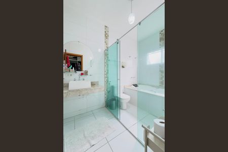 Casa de condomínio para alugar com 280m², 3 quartos e 4 vagasBanheiro da Suíte 2